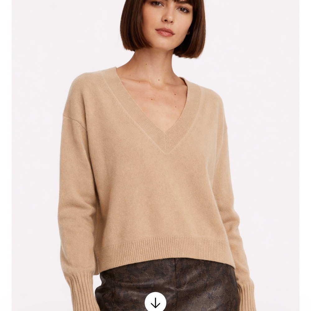 V-Neck Cashmere Sweater szS Camel INTERMIX Elroy Mint cond Old Money PriceFirm